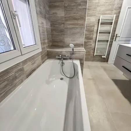 Villa De 3 A A 200 M De La Avec Piscine Privee Et Terrasse Amenagee