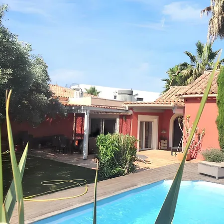 De 3 A A 200 M De La Avec Piscine Privee Et Terrasse Amenagee Villa *