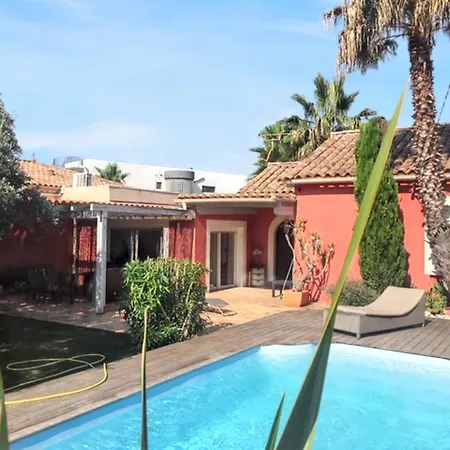 De 3 A A 200 M De La Avec Piscine Privee Et Terrasse Amenagee *