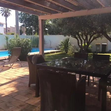 De 3 A A 200 M De La Avec Piscine Privee Et Terrasse Amenagee Villa