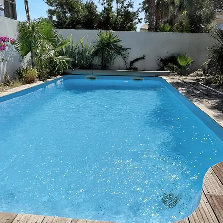 De 3 A A 200 M De La Avec Piscine Privee Et Terrasse Amenagee