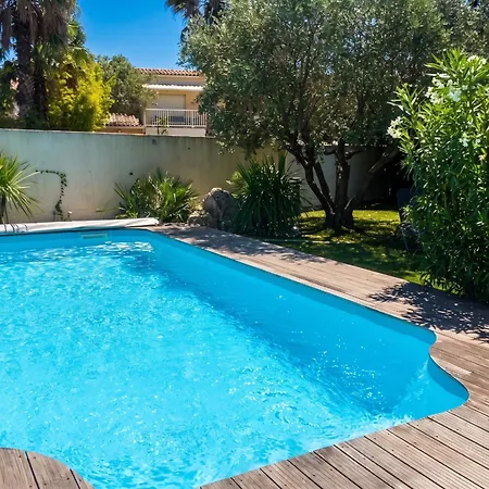 De 3 A A 200 M De La Avec Piscine Privee Et Terrasse Amenagee Villa