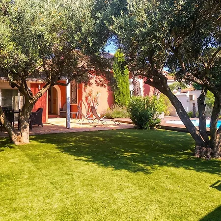 De 3 A A 200 M De La Avec Piscine Privee Et Terrasse Amenagee Villa *