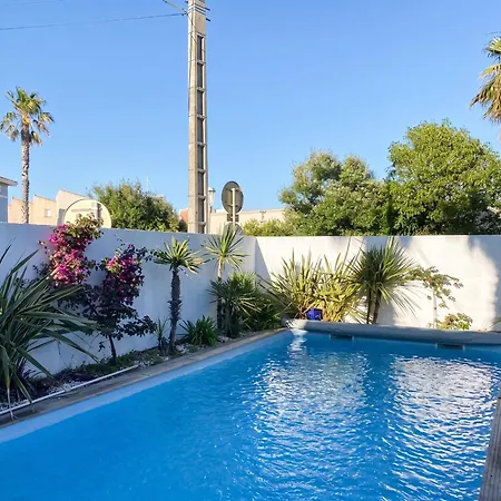 De 3 A A 200 M De La Avec Piscine Privee Et Terrasse Amenagee *