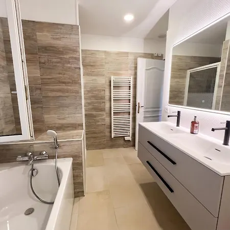 De 3 A A 200 M De La Avec Piscine Privee Et Terrasse Amenagee * Agde