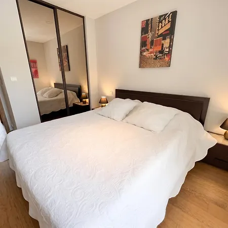 De 3 A A 200 M De La Avec Piscine Privee Et Terrasse Amenagee Villa *