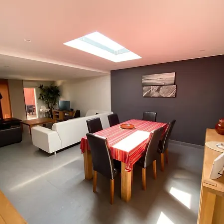 De 3 A A 200 M De La Avec Piscine Privee Et Terrasse Amenagee Villa *